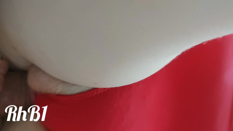 Redhead Bunny1: Dia crot di dalam memekku. Air maninya bocor dari memekku...