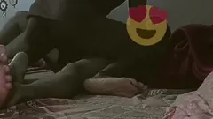 असली पति का दोस्त देसी हॉट पत्नी को चुपके से जोर से चोद रहा है