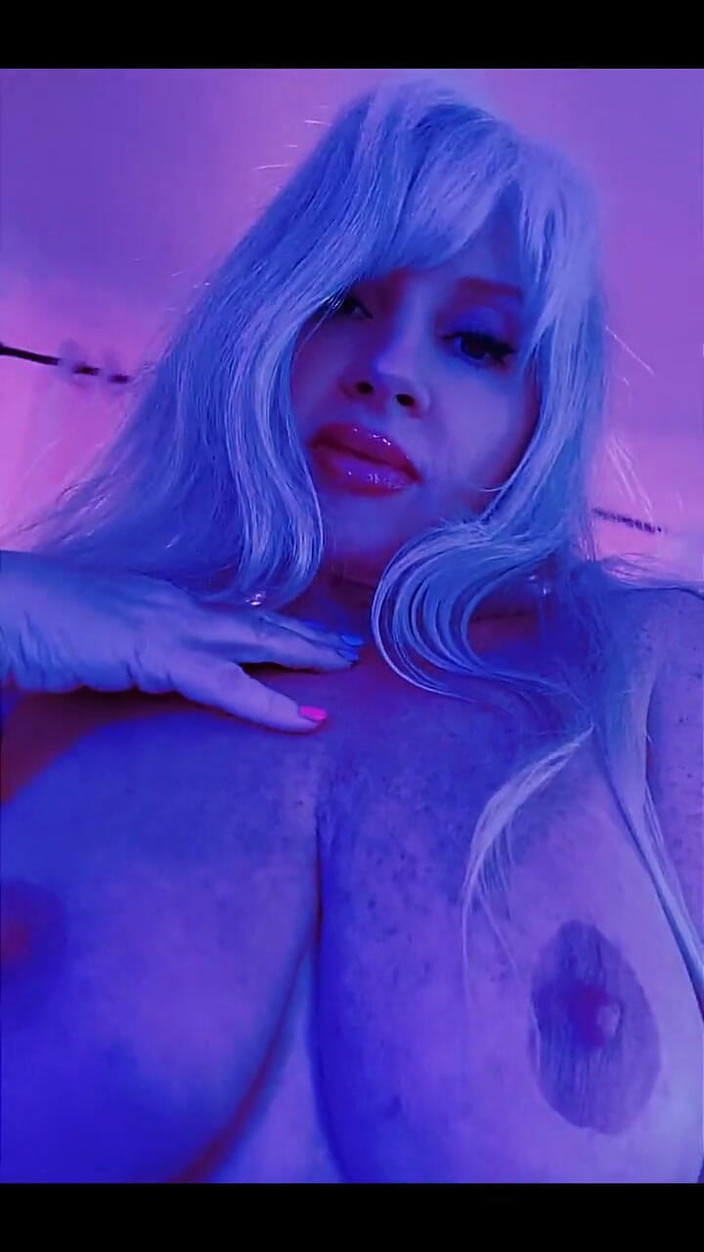 PaintedRose: Chceš se mě tady dotýkat?