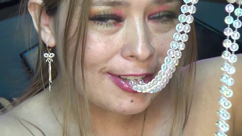 Angel eyes studio: Tuyệt vời! Tôi đút sâu vào cổ áo ngọc trai dài 4 mét!