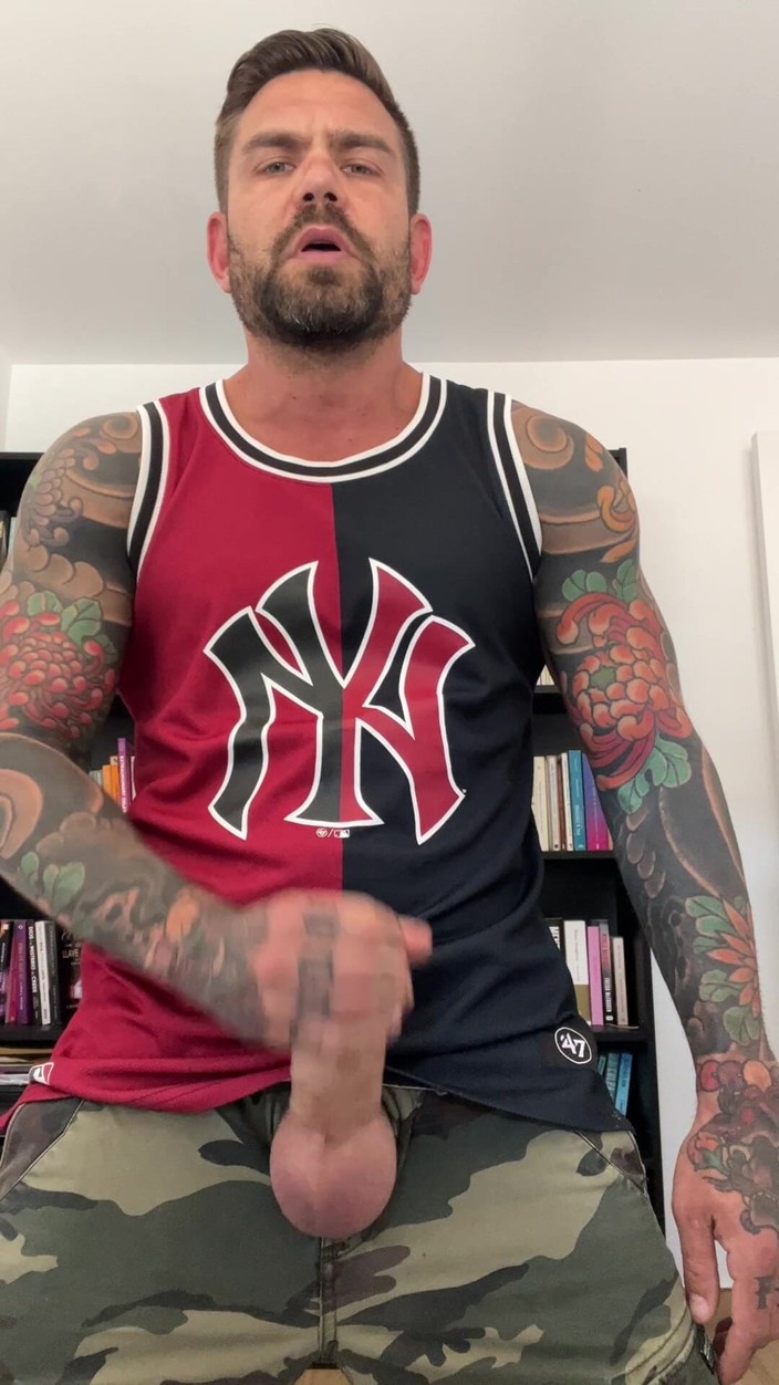 Juan Lucho Gay: Tetovaná chulazo sláma s oblečením