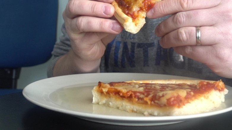 Food Pissplay: Saya kencing atas piza untuk makan