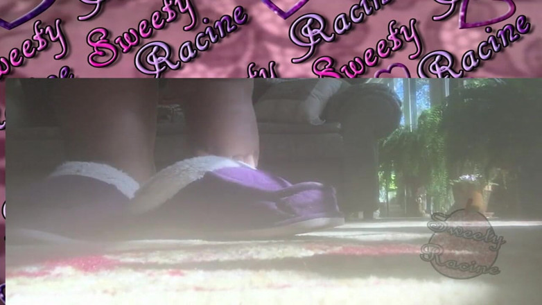 Sweety Racine: Giant SSBBW feet walking