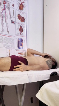 Le patient n’arrive pas à le gérer et se raidit devant l’infirmière pendant l’examen