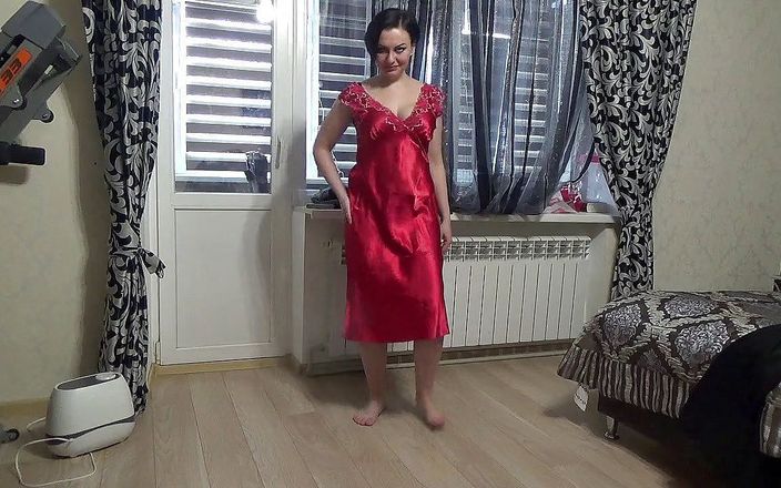 Sexy Milf: 最性感的我的衣服 N4 模特性感的红色缎面睡衣为你