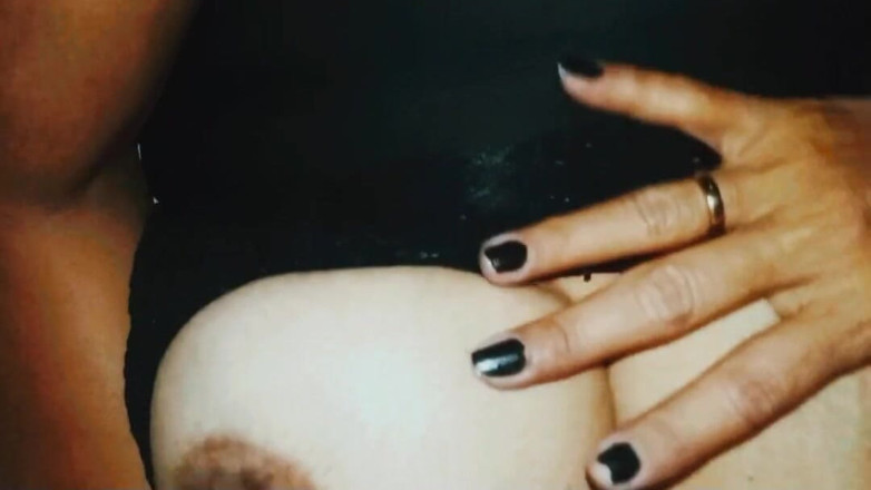 anal_queen_amateur: MILF doszła palcami, podczas gdy kłoda wchodzi i wychodzi z...