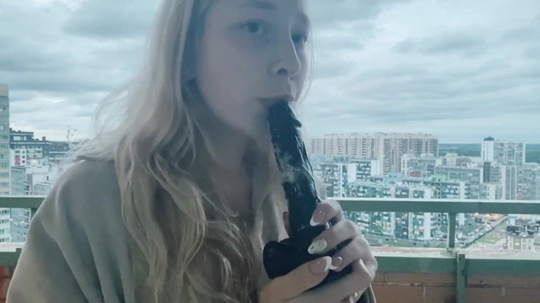 College couples: Honění u vchodu.