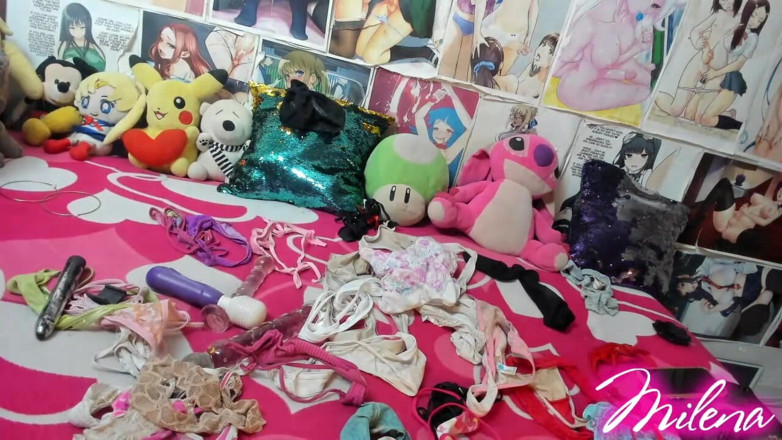 Ariana Unicorn: Cewek nakal ini lagi ngusapi celana dalam dan celana dalamnya...