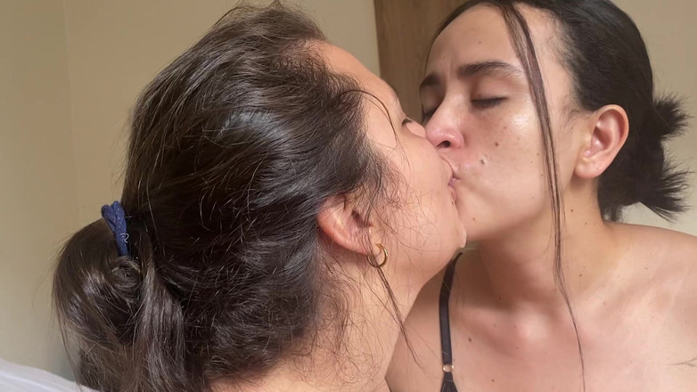 zoemelissa: Głębokie i mokre pocałunki gorących lesbijek