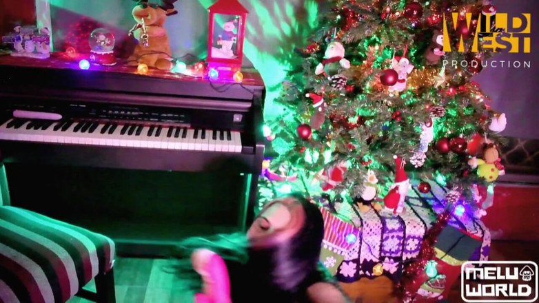 WildLooner: Este Crăciun și mama vitregă Noel fute 3 vibratoare