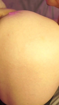 Der riesige Hintern der Freundin furzt und reißt durch Anal mit einem großen Schwanz. Russischer Anal