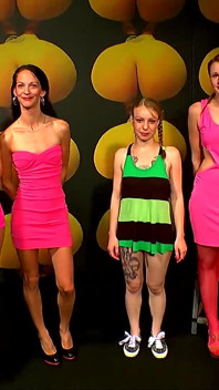 Ggg - Blond MILF s velkými prsy je gangbangována skupinou kluků v klubu - Ggg v živém vystoupení