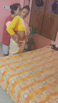 我的小妞抬起我的纱丽服并操了我。第1部分