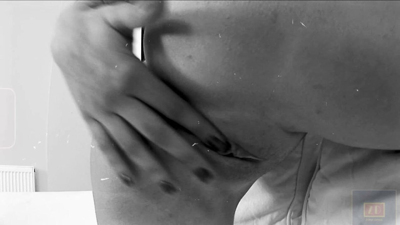 Chica Suicida DVD: مراهقة مثيرة أولي تخلع ملابسها وتضع كسها بأصابعها