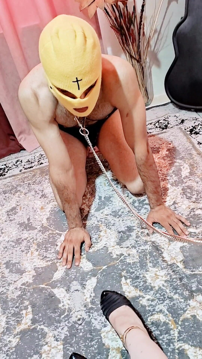Miss lilith: Mistress Fruit Spit feeding &intensiv fotdyrkan sko kyssar BDSM session del 4