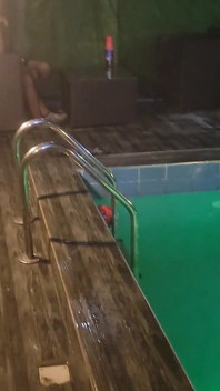 Caliente Karashika Monta Una Gran Polla En El Lado De La Piscina Después De Su Sección De Natación