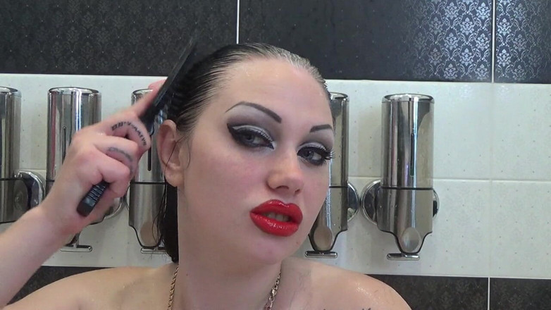 Goddess Misha Goldy: Stout haar bevochtigen, wassen en borstelen met sexy make-up Joi