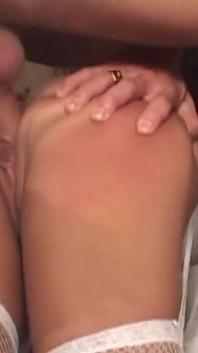 Rubia milf enfermera toma médico profundo en perrito