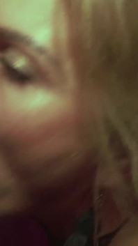 Sexig blone brud Isabella gör en het blowbang