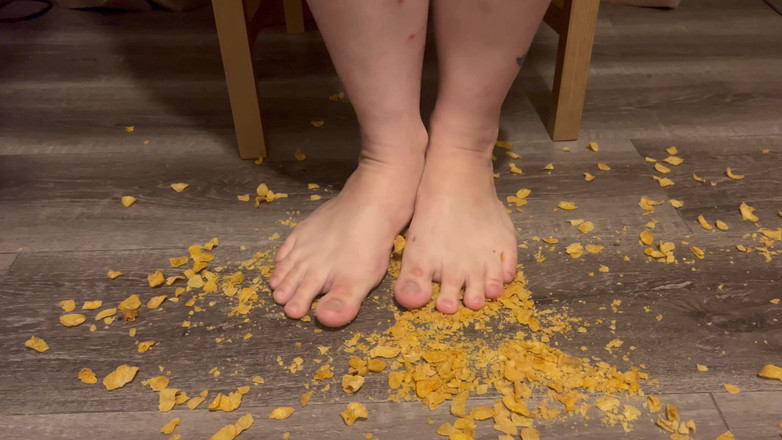 EeveeXo: 食べ物を砕く - 裸足でシリアルを踏むASMR