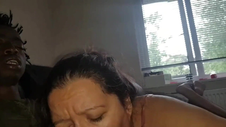 Real homemade BBW BBC porn: WildEnglishbbw zuigt grote zwarte lul terwijl hij mijn natte poesje...