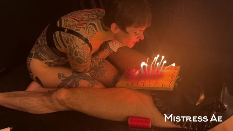 MistressAe: Fête d’anniversaire. CBT, planche en bois, aiguilles et bougies allumées
