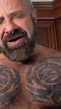 BEARFILMS - Filhote de fetiche Adam Knockswill curvado e martelado por Marc Angelo