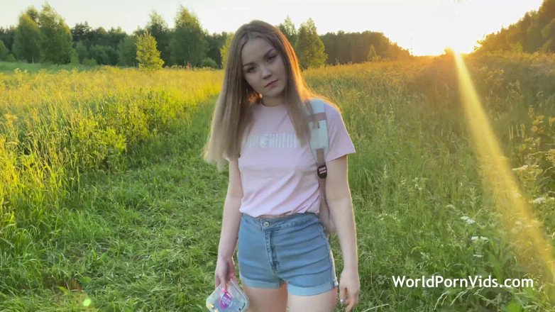 Selected worldwide porn: 若いふしだらな妻は夫を失ったが、森の中で新しいコックを見つけた