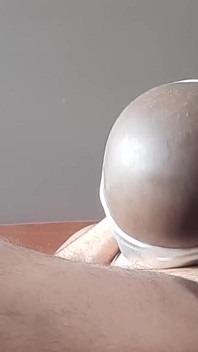 Frottement du cul dans un short brillant, creampie