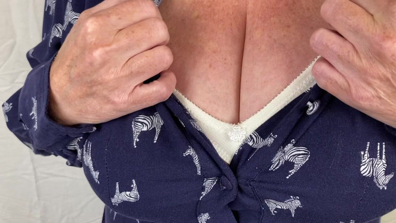 Mr MF: Mevrouw rijpe voeten langzaam strippen tot vintage lingerie deel 1