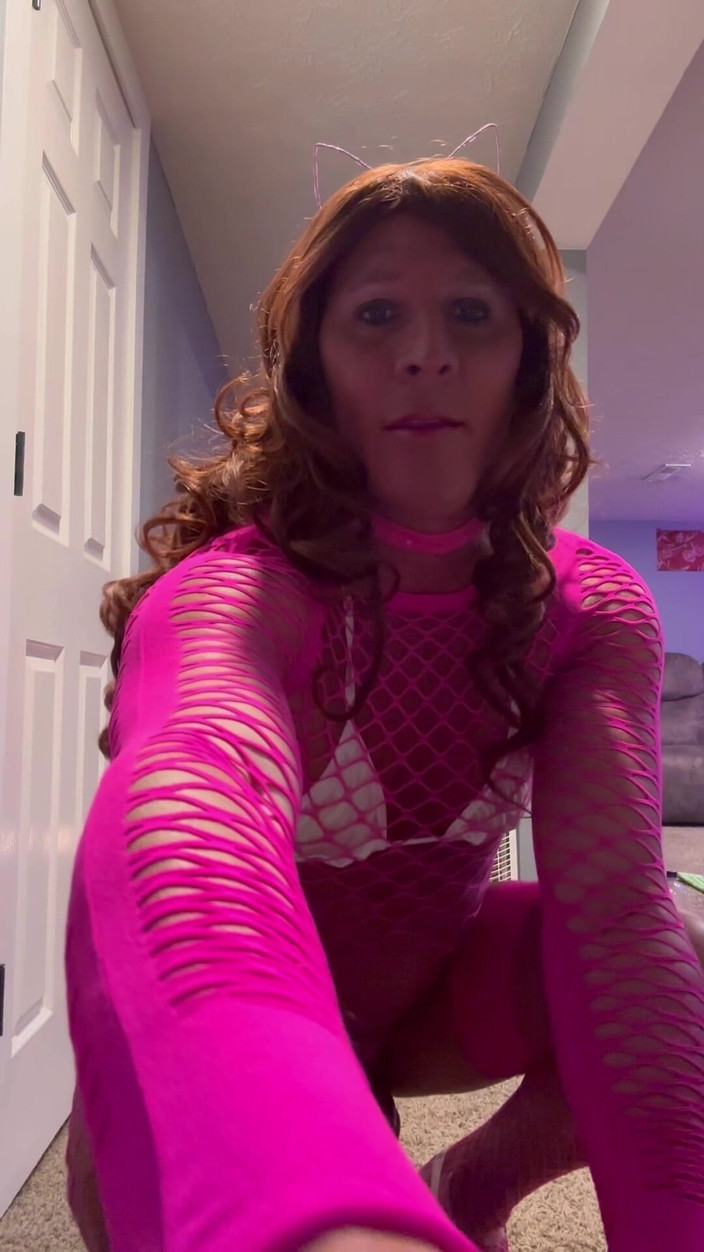 Orlandi480: Crossdresser Orlandi480 Pózuje v růžové a hraje si s rock...