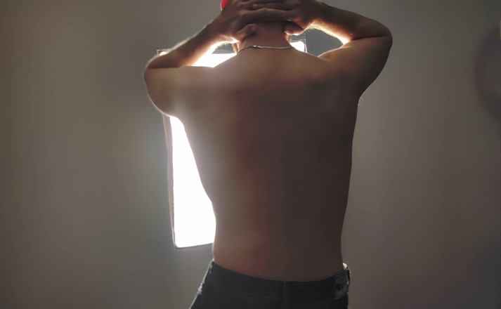 AlbinoAdonis:  Uită-te cum îmi flutura seducător șoldurile