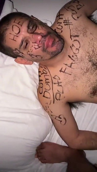 Marcando La Piel De Un Maricon Esclava Sexual