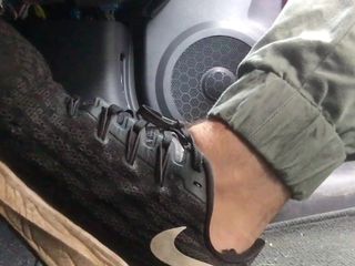Manly foot: 只是一个驱动器 - 让我感觉活着 - 踏板抽我去城市
