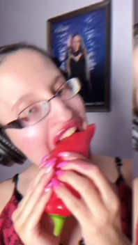 Asmr paprika pepper yeme - asmr, göz gözlüğü, gianess, ruj, büyük dudaklar, ağız, yemek, yüz fetişi, uzun tırnaklar