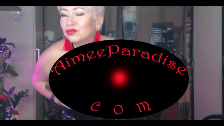 AimeeParadise: Urocza milf w czarnych pończochach rucha się z dwoma wibratorami...