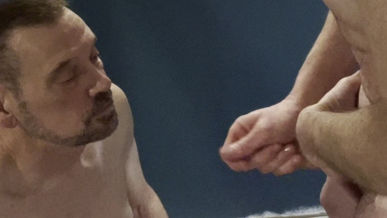 Tyler8: Tatăl vitreg și-a udat băiatul vitreg în pișat