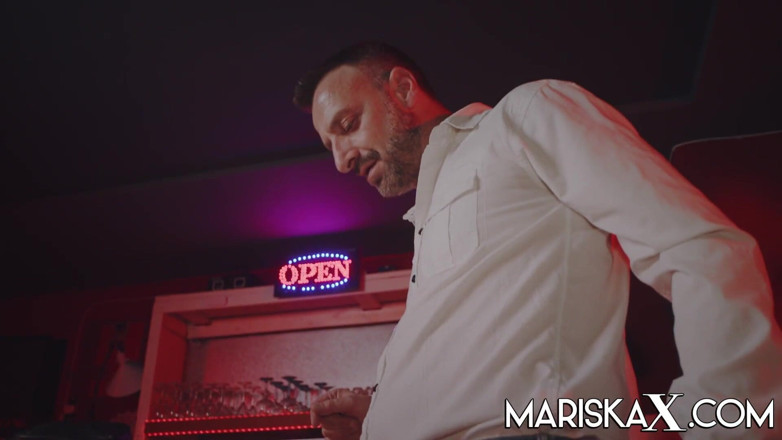 Mariska x: Mariska adore quand sa copine Tina se fait baiser