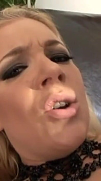 Una troia bionda deve aver fatto male a farsi scopare nel culo da questo enorme cazzo nero