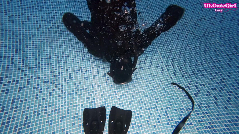 UKCuteGirl Lucy Lauren: Neoprene Goddess Mengikat &amp; Overpowers Sub underwater dengan strap-on kejutan