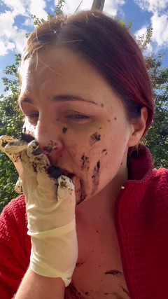 Elena917: Lízání bláta, plivat z cesty, chůze se špínou na obličej a...