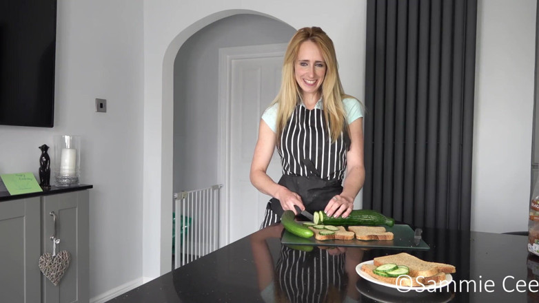 Sammie Cee: Une serveuse reçoit un concombre, encouragement à la masturbation mutuelle