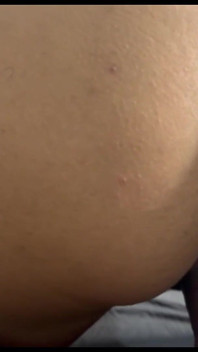 Tvrdě šukám dívku s velkým zadkem na všech čtyřech, dokud její malý zadek není naplněn mrdkou.