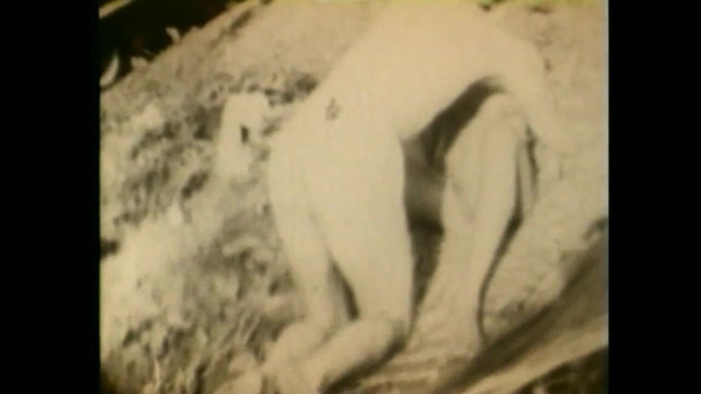 Vintage megastore: 年轻的荡妇和熟女妻子被复古大鸡巴性交和射在嘴里（完整电影）