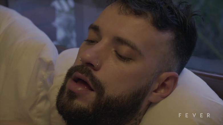 Fever Films: MATURĂ SEXY îl învață pe băiat cum să fută doamne mature