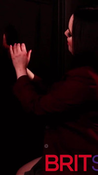 Britská 19letá žena v uniformě kouří péro u gloryhole