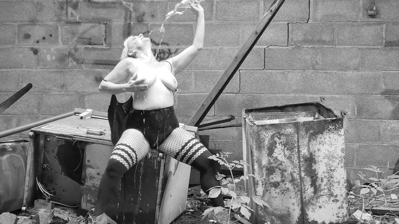 The adventures of Kylie Britain: Juego mojado