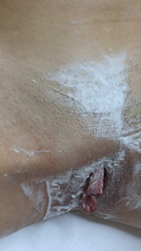 Harige vagina scheren met scheerschuim! Voorgrond!