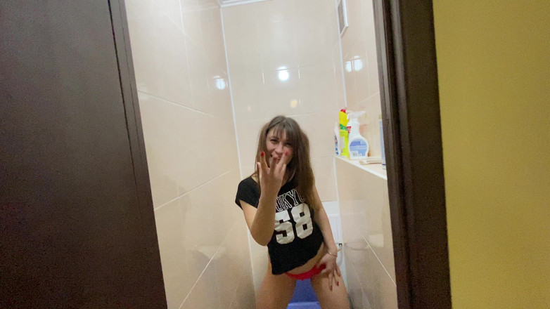 Adele Amber: buang air kecil di toilet