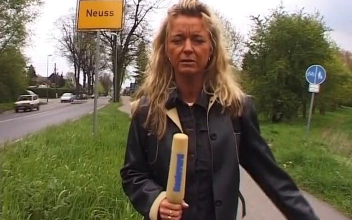 German's MILF: 大奶子德国继母在奶子上射精